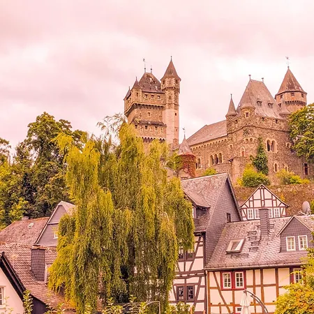 Bei Goscha Mit Schlossblick * برونفلس